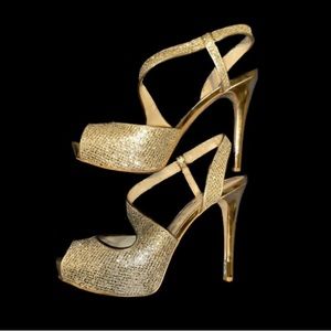9.5 Guess completely Sold Out online— platform heel in Gold